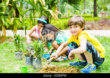 3 indiens Kids parc plantation de plantes d'amis Banque D'Images