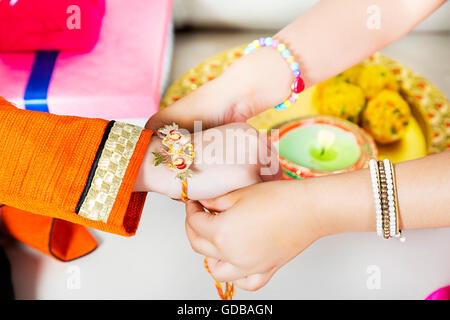 Les enfants indiens 2 frère et sœur Raksha Bandhan Festival part Lier Rakhi Banque D'Images