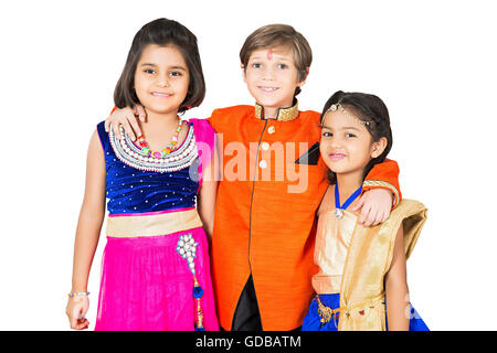 3 Les enfants indiens Diwali Festival amis bras autour de l'article Banque D'Images