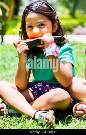 1 Kid parc indian girl Eating Watermelon fruits Banque D'Images