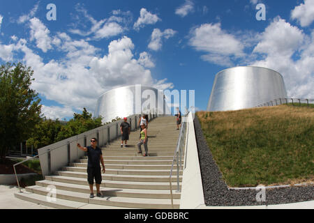 Les touristes prendre des photos lors du Planétarium Rio Tinto Alcan à Montréal, au Québec, le 3 juillet 2016. IMAGES DE LA PRESSE CANADIENNE/Lee Brown Banque D'Images