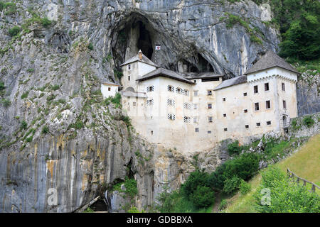Vue sur le château de Predjama, en Slovénie Banque D'Images