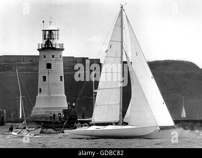 Nouvelles photos d'AJAX. 1974. PLYMOUTH, en Angleterre. - Têtes hors de l'AMÉRIQUE - PHILIP SOUDER DANS LE TRIMARAN STREAMER DU GOLFE. PHOTO:JONATHAN EASTLAND/AJAX REF:YA   1974 Golfe de banderoles Banque D'Images