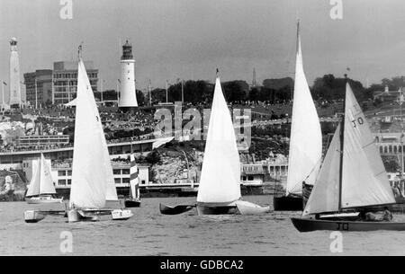 Nouvelles photos d'AJAX. Juillet 6th, 1974. PLYMOUTH, en Angleterre. 6 JUL 1974 - Round Britain Race START - monocoques et multicoques RECUEILLIR AU LARGE DE LA HOUE POUR LE DÉBUT. PHOTO:JONATHAN EASTLAND/AJAX REF:YAR  LA Grande-bretagne 74 Banque D'Images