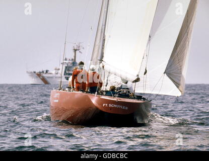 Nouvelles photos d'AJAX. 1983. NEWPORT, RHODE ISLAND, USA. - AMERICA'S CUP - DEFENDER LIBERTÉ SKIPPÉ PAR DENNIS CONNER. PHOTO:ADRIAN MORGAN/AJAX REF:HDD/YAR/AMC 83. Banque D'Images