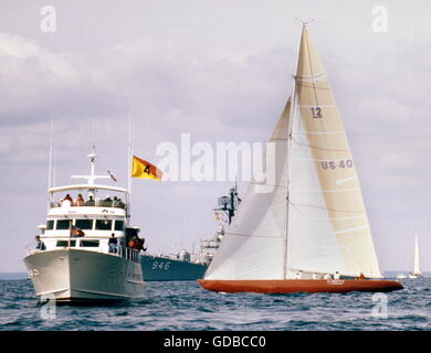 Nouvelles photos d'AJAX. 1983. NEWPORT, RHODE ISLAND, USA. - AMERICA'S CUP - AUSTRALIE CHALLENGER II (KA-6) LA LIBERTÉ DES BORDS PLUS PRÈS DE LA LIGNE MARQUÉE PAR NYYC Bateau comité. PHOTO:ADRIAN MORGAN/AJAX REF:HDD/YAR/AMC 83 2. Banque D'Images