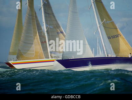 Nouvelles photos d'AJAX. 1985. COWES, en Angleterre. - FASTNET RACE START - (L-R) CONDOR MAXI YACHTS DE BERMUDES (KB80), l'Atlantique CORSAIRE (33881) et nirvana (US-32323) IL BATAILLE PENDANT LA TEMPÊTE DÉBUT. SOLENT NIRVANA A ÉTABLI UN NOUVEAU RECORD POUR LES 605 milles de course de l'océan. PHOTO:JONATHAN EASTLAND/AJAX REF:22506 1 41 Banque D'Images