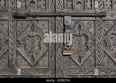 Porte d'entrée en bois sculpté, dans le sud du Maroc. Banque D'Images