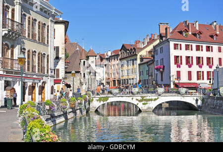ANNECY, FRANCE - 22 août 2015 : La vue de la rue en centre-ville d'Annecy le 22 août 2015. Banque D'Images
