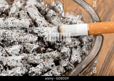 La cendre de cigarette dans un cendrier et allume close up Photo
