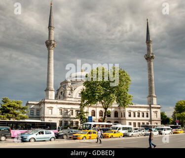 La circulation en face de la mosquée de Dolmabahçe pendant une journée nuageuse, Istanbul, Turquie. Banque D'Images