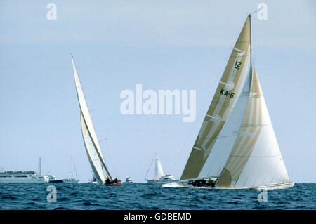 Nouvelles photos d'AJAX. 1983. NEWPORT, RHODE ISLAND, USA. - AMERICA'S CUP - AUSTRALIE CHALLENGER II (KA-6) DENNIS CONNER MÈNE À LA LIBERTÉ PHOTO:ADRIAN MORGAN/AJAX REF:HDD/YAR/AMC 83 4. Banque D'Images