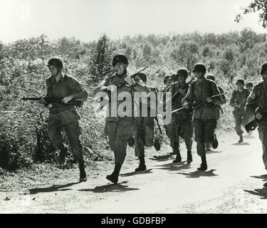 FILM Un pont trop loin (1977), Richard Attenborough Elliott Gould (Col Robert Stout) conduit 506e Parachute Infantry Regiment Banque D'Images