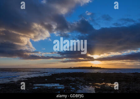 Coucher de soleil sur la côte Atlantique à Doolin, un village côtier dans le comté de Clare, en République d'Irlande. Banque D'Images