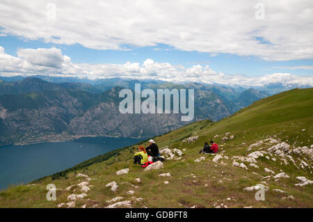 Des couples se reposant au sommet du mont Baldo Italie du Nord Banque D'Images