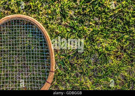 Vintage bois raquette de tennis sur gazon jardin Banque D'Images