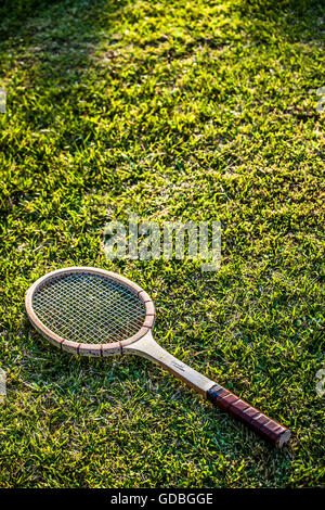 Vintage bois raquette de tennis sur gazon jardin Banque D'Images