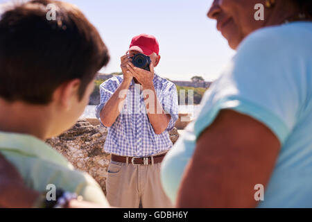 Heureux touristes en vacances. Les hispaniques voyageant à La Havane, Cuba. Grand-père, la grand-mère et petit-enfant durant le voyage Banque D'Images