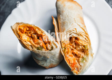 Shawarma turc traditionnel durum kebab wrap et kofte sish meatball. Banque D'Images