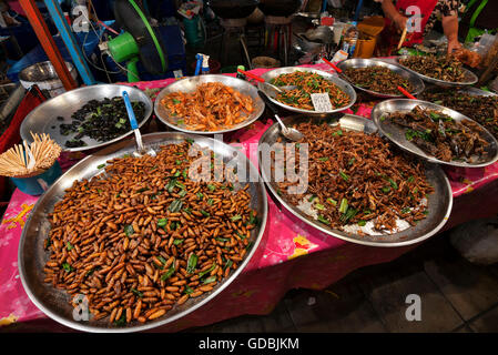Des stands de nourriture et de restaurants vendant des insectes, Bangkok, Thaïlande. Banque D'Images