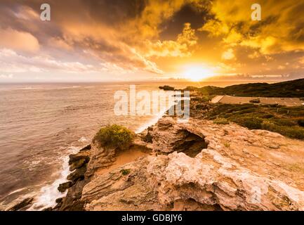 Bien qu'à cape de pluie Sunburst Peron, une pointe de Rockingham, Australie occidentale, Australie. Banque D'Images