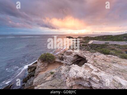 Bien qu'à cape de pluie Sunburst Peron, une pointe de Rockingham, Australie occidentale, Australie. Banque D'Images