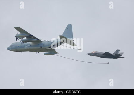 KC-130J Hercules un pétrolier et un Lockheed Martin F-35 montrant la mi-ravitaillement en vol au Farnborough International Airshow 2016 Banque D'Images