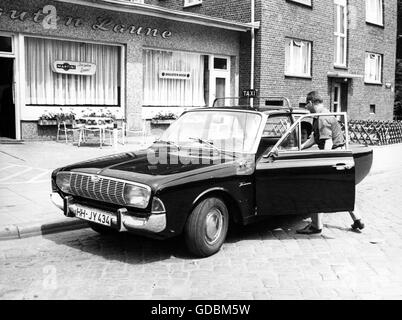 Transport / transport, voiture, taxi, taxi noir arrêts sur la rue, Ford Taunus 17M/20M (P5), Hambourg, 1969, droits additionnels-Clearences-non disponible Banque D'Images