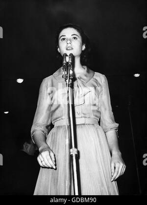 Cinquetti, Gigliola, 20.12. 1947, le chanteur italien, demi-longueur, la performance sur scène lors du festival de Sanremo, 28.1. - 30.1.1964, Banque D'Images