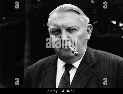 Erhard, Ludwig, 4.2.1897 - 5.5.1977, politicien allemand (Union chrétienne-démocrate), Chancelier fédéral 1963 - 1966, portrait, avec cigare, vers 1962, Banque D'Images