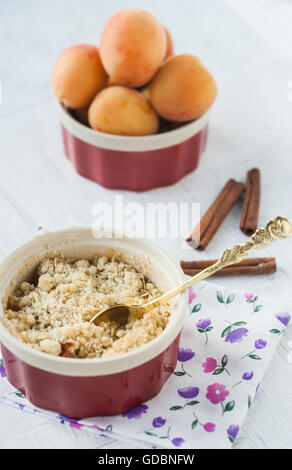 Crumble aux abricots et de cannelle. Banque D'Images