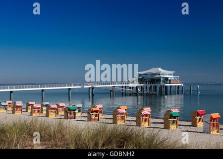 Chaises de plage de Timmendorfer Strand, avec pont et de thé japonais Seeschloesschen, Baie de Luebeck, mer Baltique, Schleswig-Holstein, Allemagne Banque D'Images