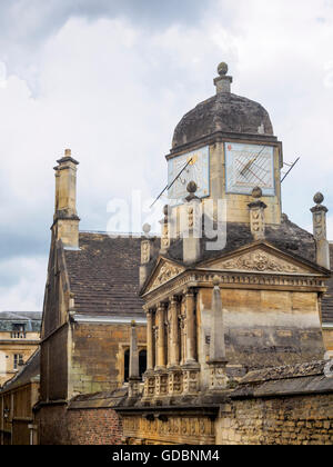 Cadrans solaires au-dessus de la porte d'honneur de Gonville & Caius College, Université de Cambridge, Angleterre, Royaume-Uni, Banque D'Images