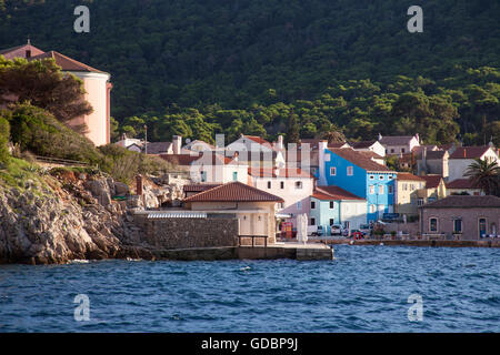 Entrée du port de Veli Losinj, avec l'église Saint Basile, île de Cres, Croatie, Kvarner, Croatie Adria, du Golfe Banque D'Images