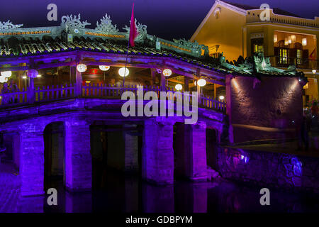 Pont japonais dans la nuit, Hoi An, Vietnam, Southeast Asia Banque D'Images