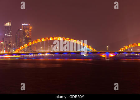 Dragon Bridge, Cau Rong, sur le fleuve Han, Da Nang, Danang, le centre du Vietnam, Vietnam, Asie Banque D'Images