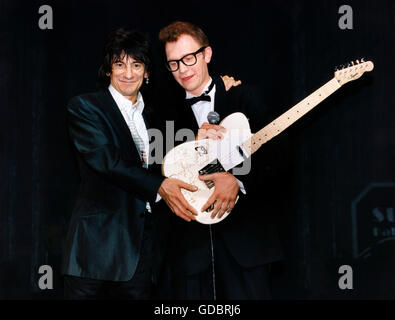 Rolling Stones, the, groupe britannique, fondée en 1962, Ron Wood * 1.6.1947, demi-longueur, avec Robert bon état, acteur principal de la comédie musicale "Buddy Holly", présentant pour lui une de ses guitares, Neues Metropol Musicaltheater, Hambourg, 29.7.1997, Banque D'Images