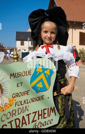 Costumes traditionnels en Krautgersheim, Alsace, France Banque D'Images