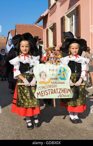 Costumes traditionnels en Krautgersheim, Alsace, France Banque D'Images