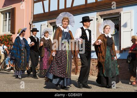 Costumes traditionnels en Krautgersheim, Alsace, France Banque D'Images