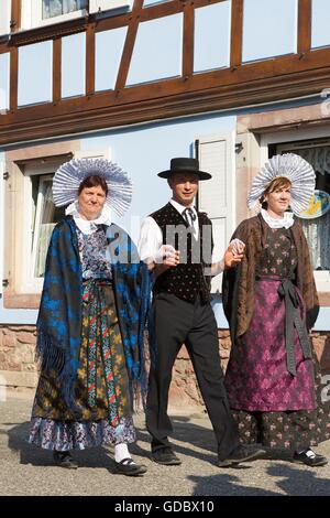 Costumes traditionnels en Krautgersheim, Alsace, France Banque D'Images