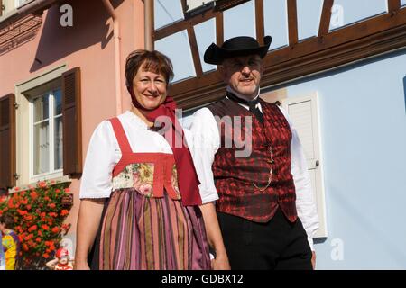 Costumes traditionnels en Krautgersheim, Alsace, France Banque D'Images