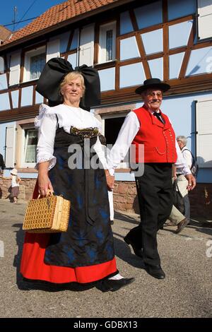 Costumes traditionnels en Krautgersheim, Alsace, France Banque D'Images