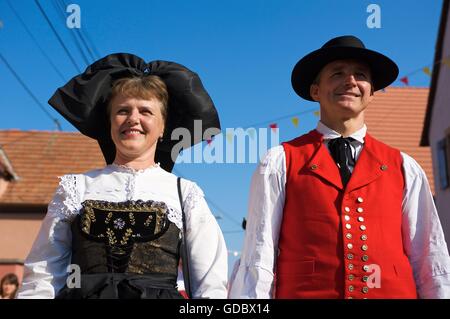 Costumes traditionnels en Krautgersheim, Alsace, France Banque D'Images