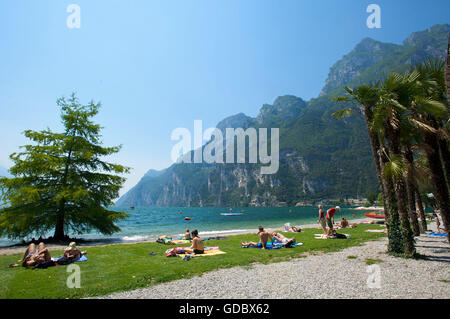 Plage de Riva del Garda, Lac de Garde, Italie Banque D'Images