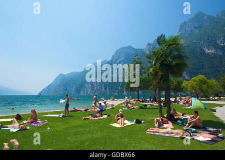 Plage de Riva del Garda, Lac de Garde, Italie Banque D'Images