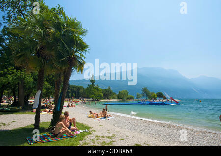 Plage de Riva del Garda, Lac de Garde, Italie Banque D'Images