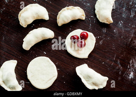 Modélisation de processus Ukrainian quenelles avec les cerises. Banque D'Images