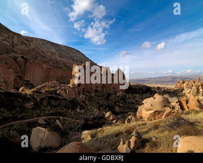 Cheminées de fées et les formations volcaniques à Cappadoce, Turquie Banque D'Images