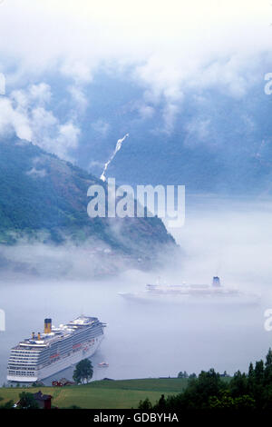 Croisière dans le brouillard du Geirangerfjord, Norvège Banque D'Images